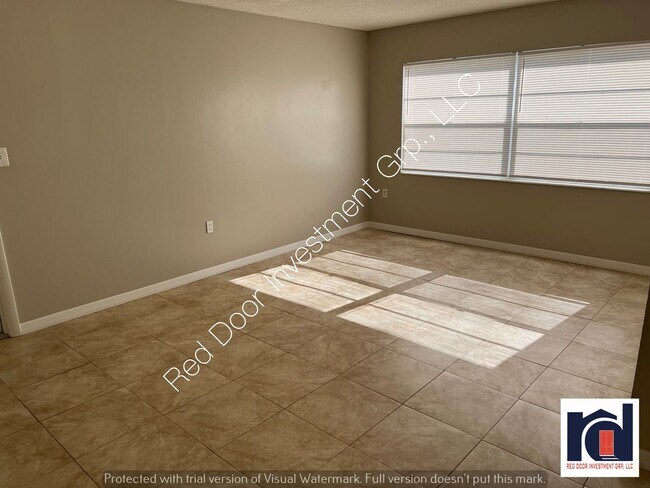 Primary Photo - Downstairs 1/1 - Small Quiet Apartment Com...