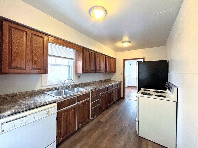 Building Photo - Bungalow Style 3 bed 2 bath home