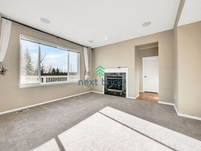 Building Photo - 5 Bed and 3.5 Bath Single-family Home is A...