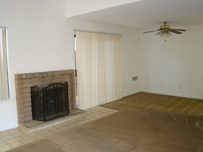 Building Photo - Townhouse 3 bedroom 2.5 bath, 2 car garage, new paint, new floors
