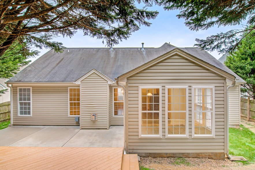 Well lit home with lots of windows - 6524 Overland Park Dr