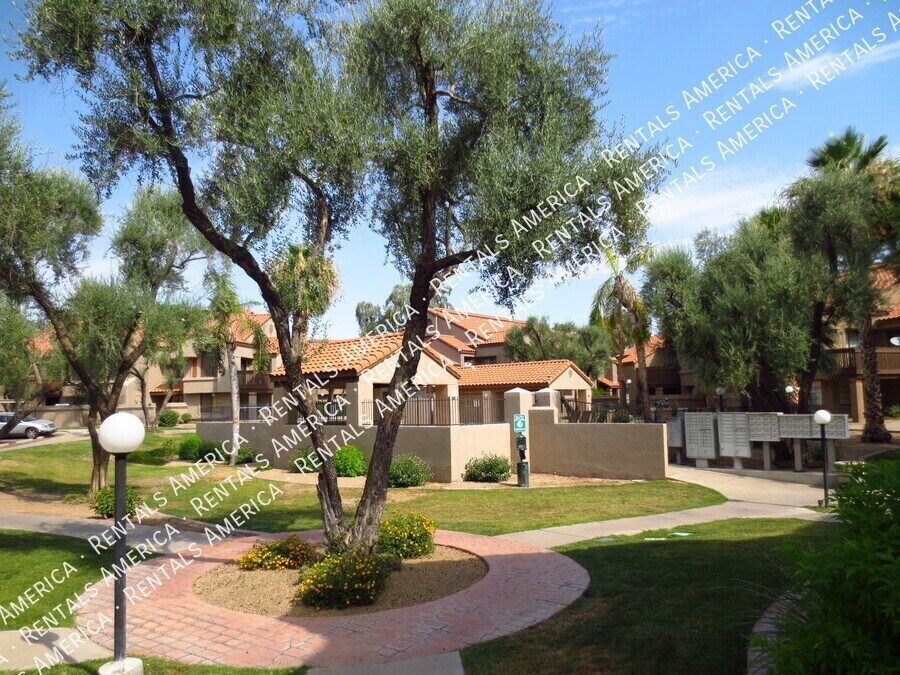 Building Photo - 925 N College Ave