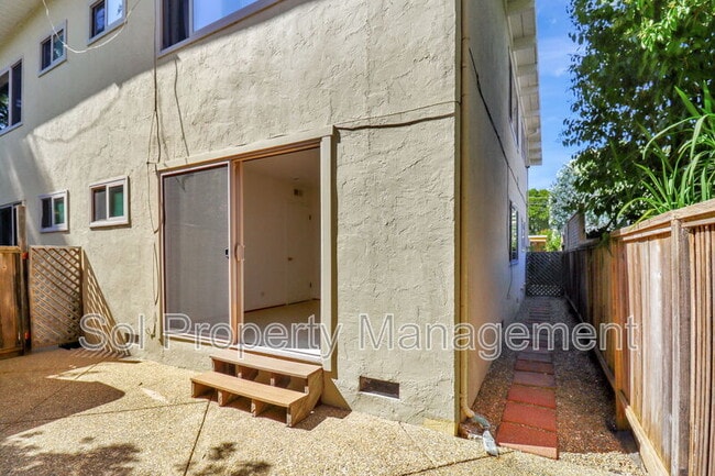 Building Photo - 5 Treanor St