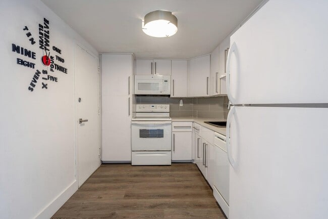 Building Photo - 300 Bayview Dr