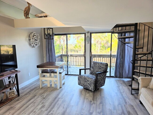 Building Photo - Waterfront condo with community pool!