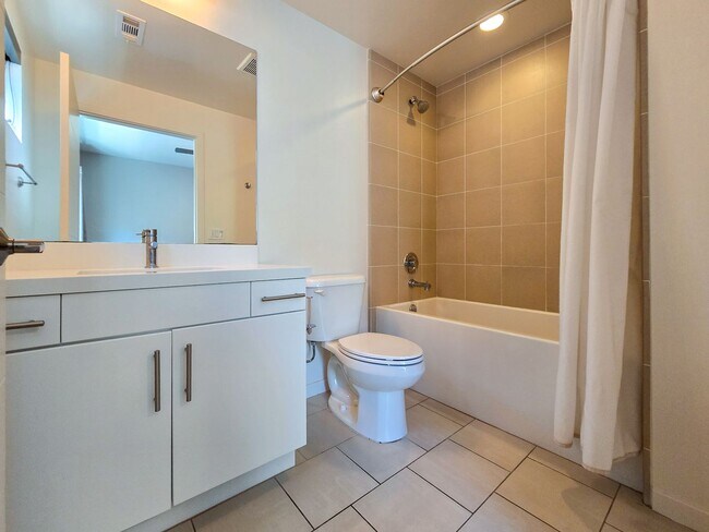 Building Photo - Luxury Townhome Centrally Located in Silver Lake!