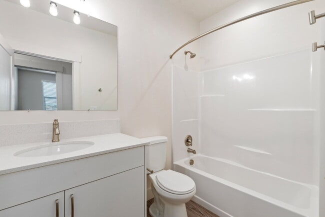 Building Photo - "Discover Comfort & Style: Spacious 3-Bed,...
