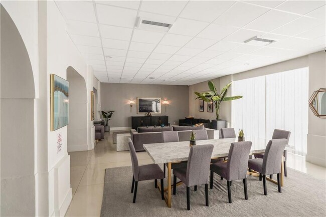 Building Photo - 3140 S Ocean Dr