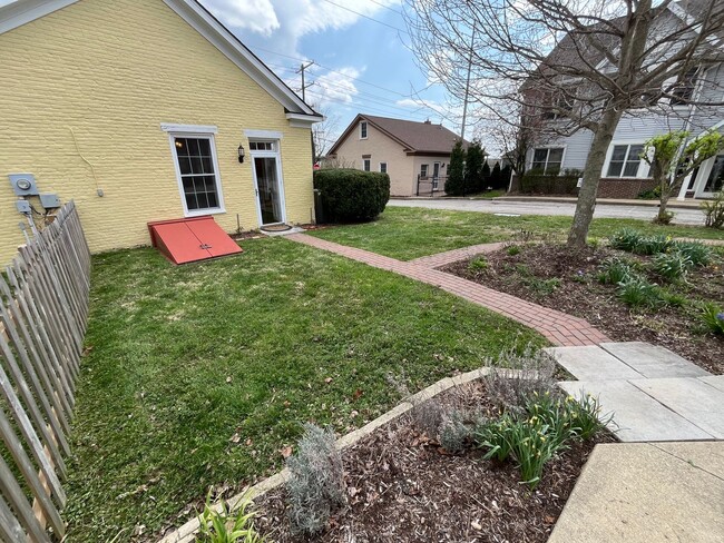 Building Photo - Premium location!  Downtown 3BR 2.5BA with 2 car garage