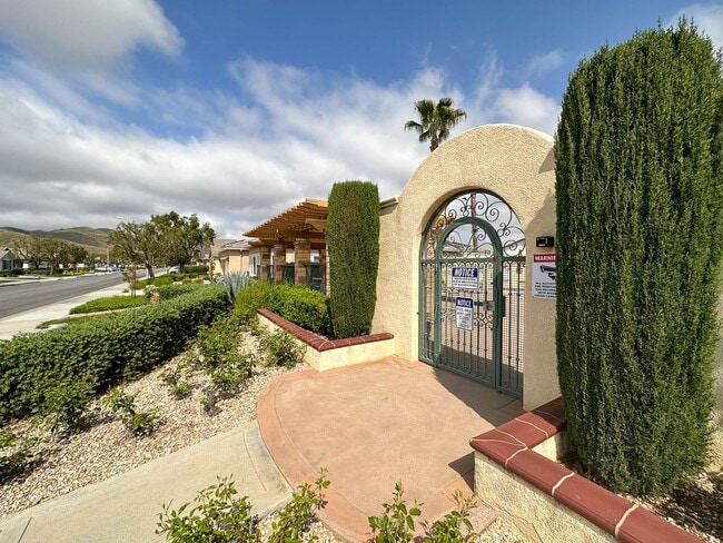 Building Photo - COMING SOON! * RARE OPPORTUNITY * SENIOR (55+) ROOM FOR RENT IN PRISTINE GATED COMMUNITY IN MENIFEE!