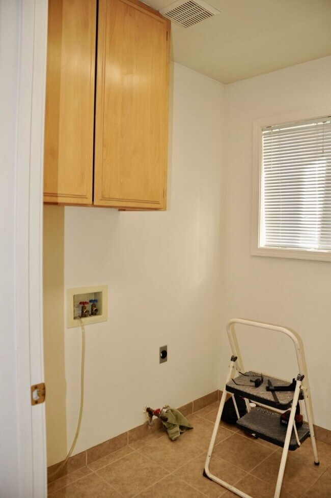 Building Photo - 2 bed 1 bath duplex Post Falls