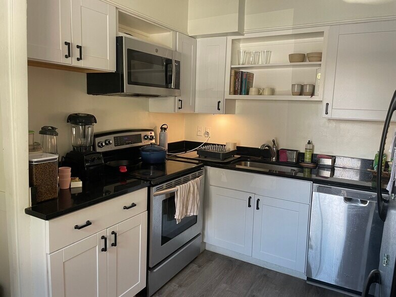 Building Photo - 7036 Strathmore St