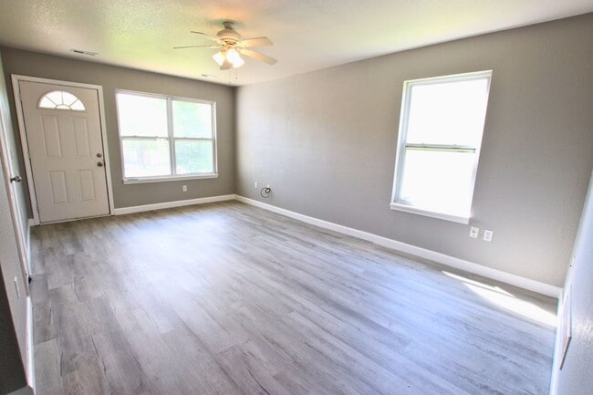 Building Photo - Fresh Duplex Living