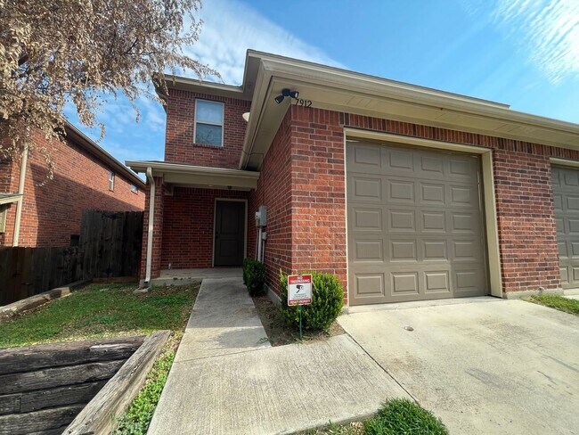 Building Photo - 3/2.5 Townhome w/ STUNNING Open Floor Plan~ Stainless Steel Appliances*Custom Granite Counter top...