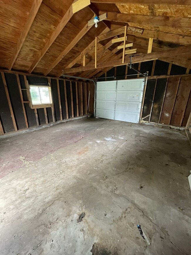 Building Photo - 3 Bedroom Home with Backyard and Garage - ...