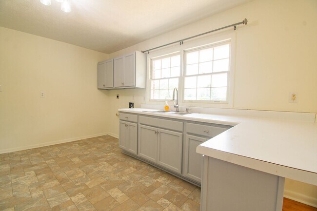 Building Photo - 3 Bedroom 2 Bathroom With A Pool!