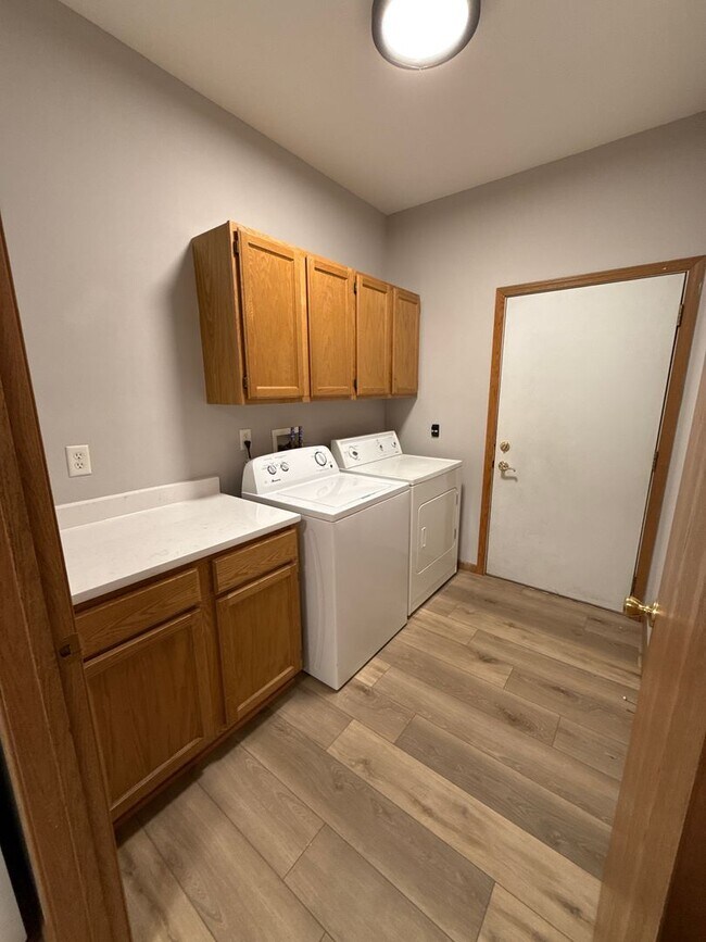 Building Photo - Large 2 Bedroom, 2 Bath apartment with 2 car garage