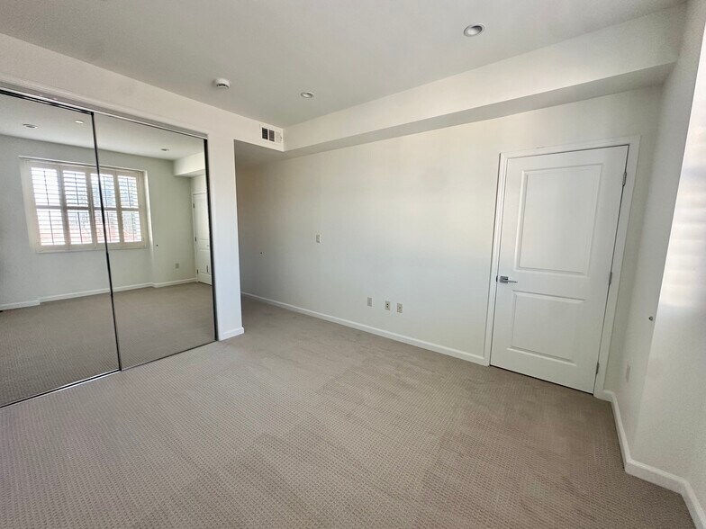 Building Photo - 1625 Granville Ave