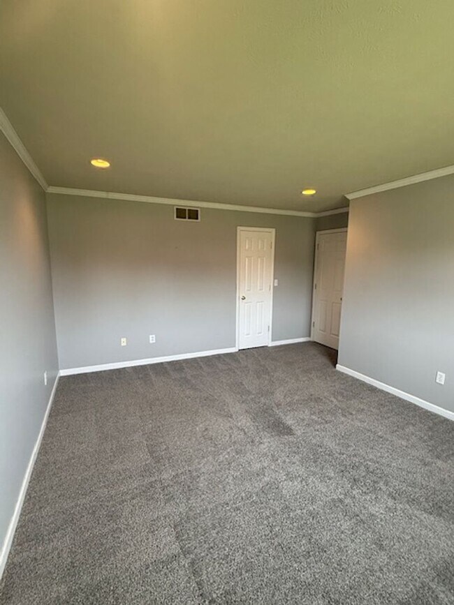Building Photo - 142-156 Goldenrod