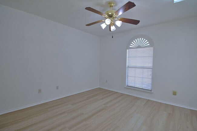 Building Photo - Well Maintained 3/2/2 on Corner Lot