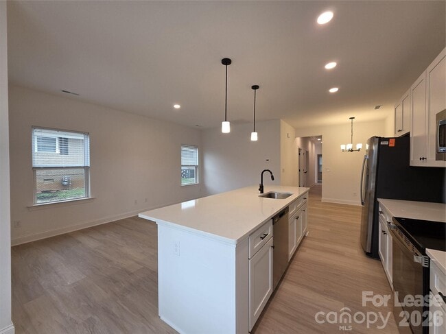 Building Photo - 420 S Shaver St