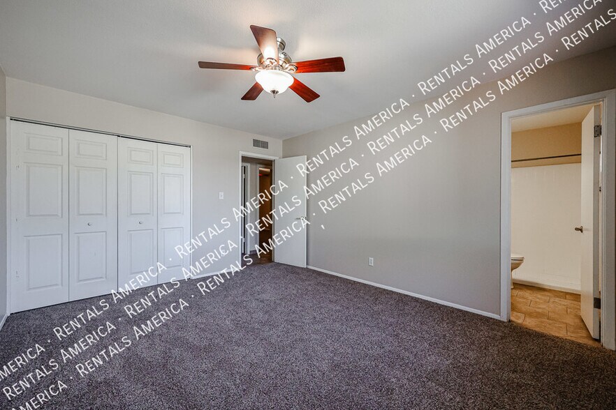 Building Photo - 2421 S Terrace Rd