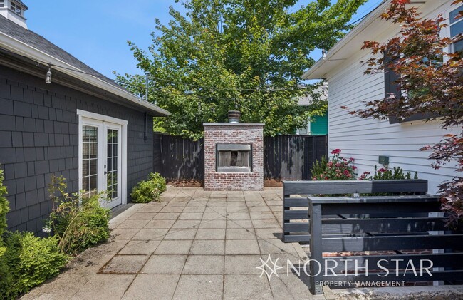 Building Photo - Remodeled Sellwood Bungalow