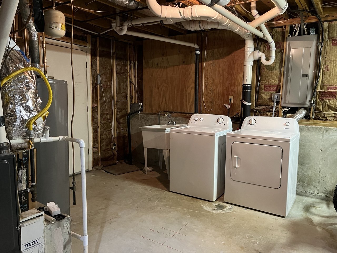 Building Photo - 210 Pinehurst Ln