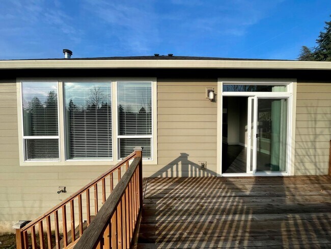 Building Photo - Beautiful Single Story Home!! 3 bed/2 bath with Open Floor Plan and Large Yard!!