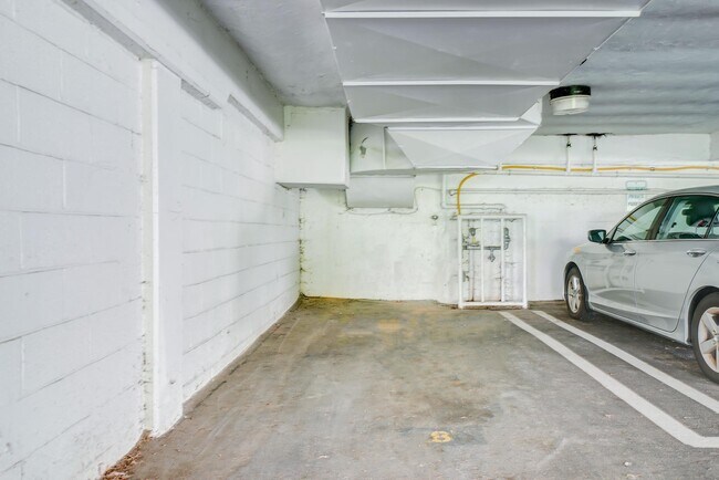 Building Photo - 7400 Lakeview Dr
