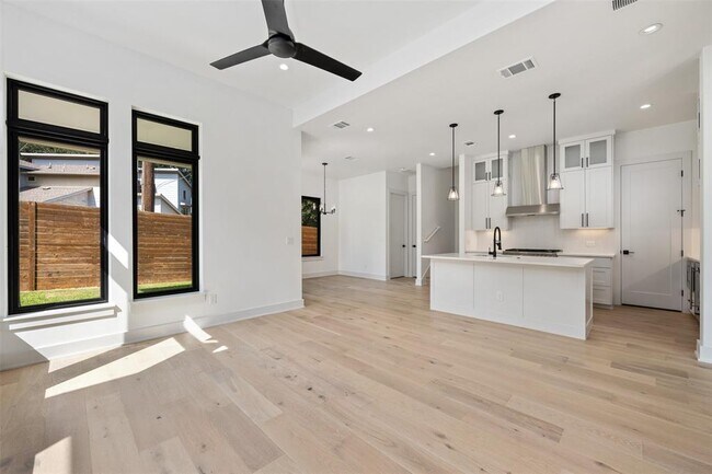 Building Photo - 4010 Valley View Rd