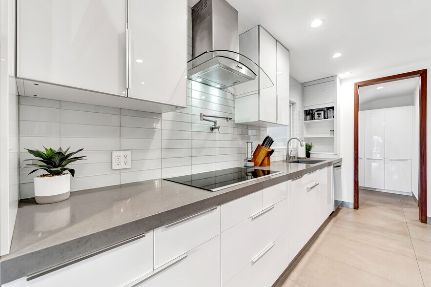 Building Photo - 5817 Ranchito Ave