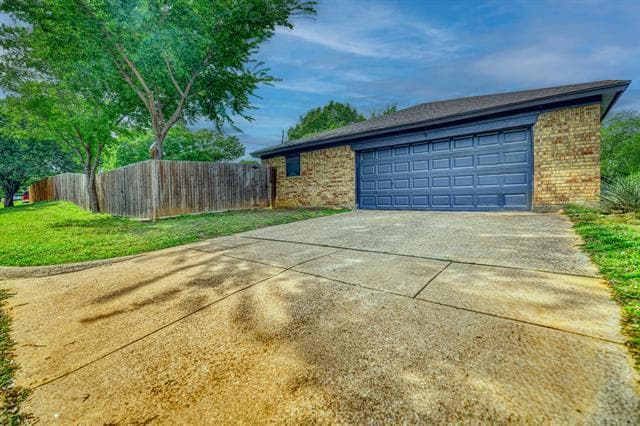 Building Photo - 6208 Big Springs Dr