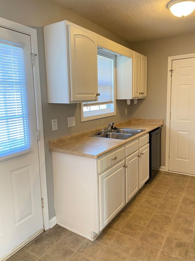 Building Photo - Great Rental....3/2 Bath, near playground,...