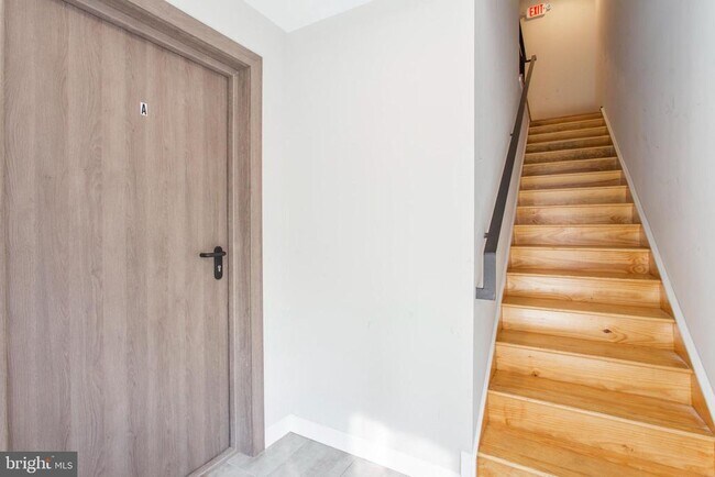 Building Photo - 2553 Montrose St