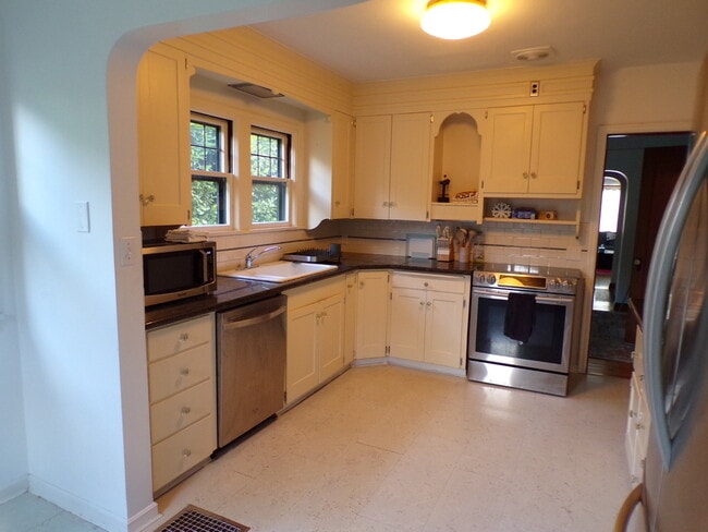 Building Photo - 4621 NE Royal Ct