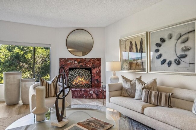 Building Photo - Elegant 2BR Condo with Golf Course Views i...