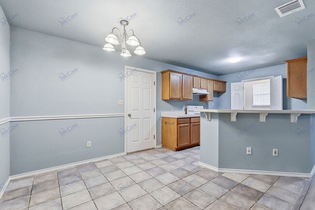 Building Photo - 702 N Walnut St