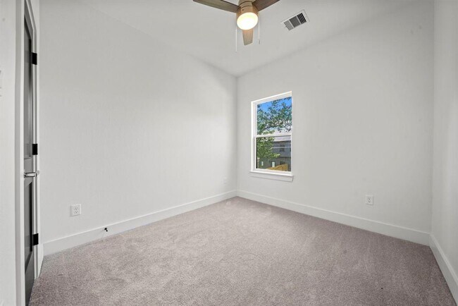 Building Photo - 4930 Chennault Rd