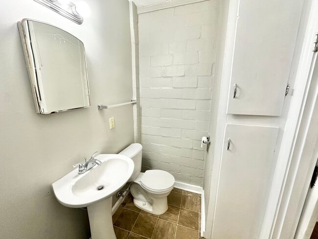 Building Photo - 2615 N Elm St