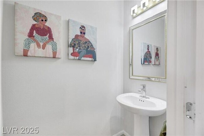 Building Photo - Modern 4-Bed Townhouse in Henderson