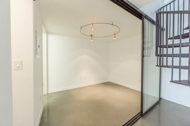 Building Photo - 346 1st St