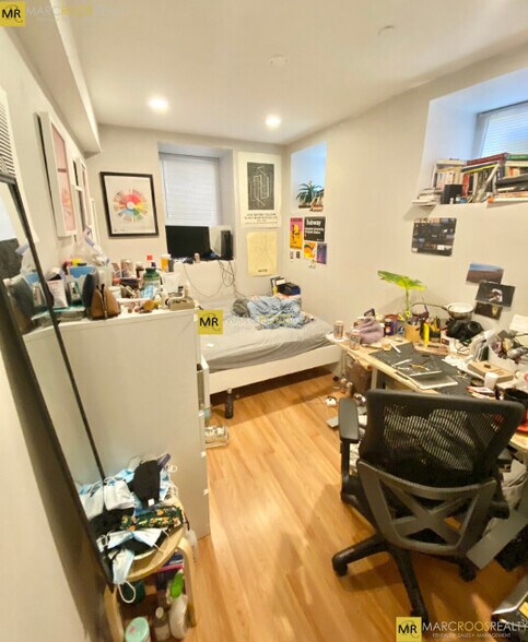 Building Photo - 733 Parker St