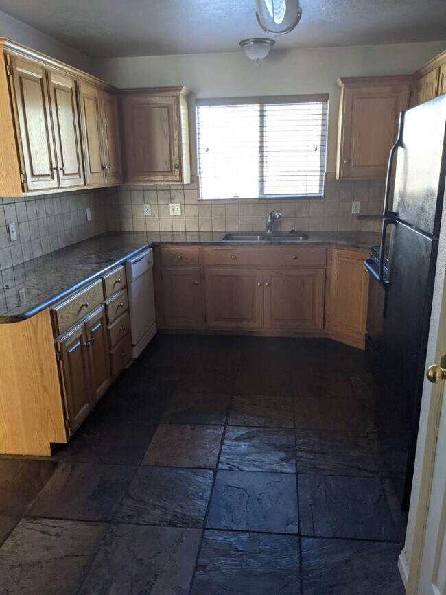 Building Photo - 3-Bed Townhouse in Saint George with Spacious 1400 Sq Ft Layout "