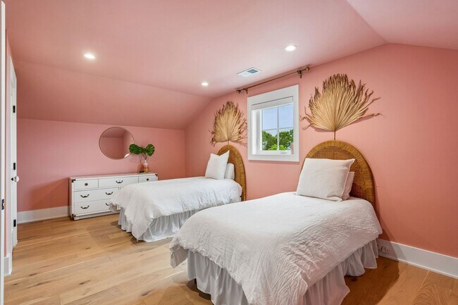 Building Photo - Beautiful 5 Bedroom Marshside Home