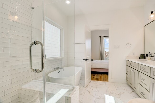 Building Photo - 2013 Cochran St