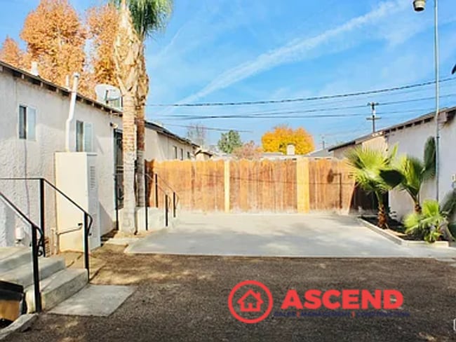 Building Photo - 3 Bedroom Home Off Oak St. Near Downtown