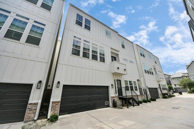 Building Photo - 1223 W 16th St