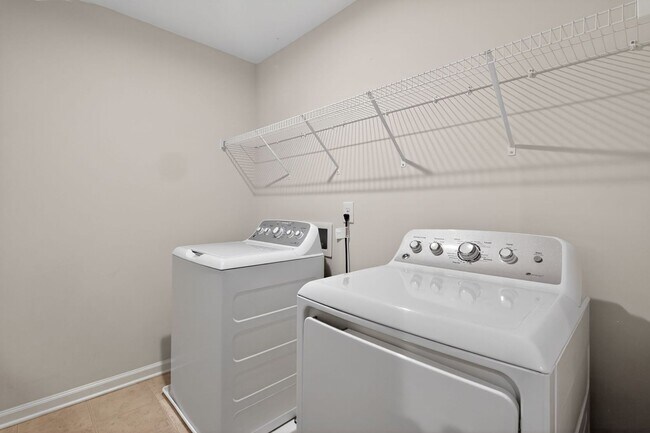 Building Photo - Spacious 4-Functional Bedroom Townhome Near RTP & Brier Creek
