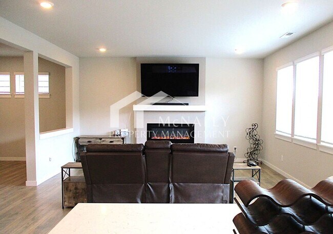 Building Photo - 5-Bedroom Home in Stetson Heights Backing to Greenbelt